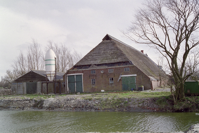  Achtergevel schuur met rieten dak van Oldambster boerderij Hogeweg 13, Dorkwerd, Groningen 106323
