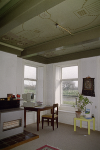  Voorkamer met gaskachel en balklaag met kartonnen plafonds met sjablonering in strakke Jugendstil-stijl Hogeweg 13, ...