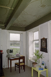  Voorkamer met vensters en vensterluiken, balklaag en kartonnen plafonds met strakke jugendstil sjablonering Hogeweg ...