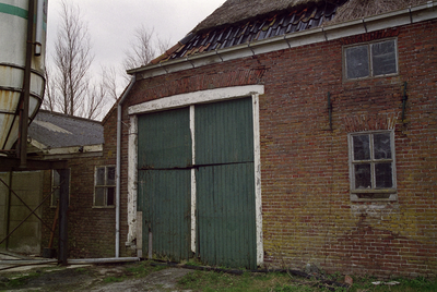  Achtergevel schuur met brede staldeur en betonnen stalramen Hogeweg 13, Dorkwerd, Groningen 106323