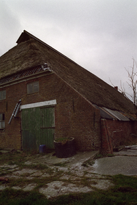  Achter- en zijgevel schuur met rieten dak en erf Hogeweg 13, Dorkwerd, Groningen 106323