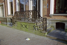  Zandstenen bordestrap met gietijzeren hek Feithhuis Martinikerkhof 10, Groningen 102550