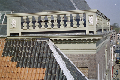  Nok dak nr. 42 en kroonlijst met balustrade van nr. 44 Oude Boteringestraat 42, 44, Groningen 102931, 102932