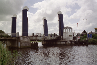  Kinderverlatenbrug met betonnen brughuisje over Hoendiep Vierverlaten, Hoendiep 272, Hoogkerk, Groningen 151114