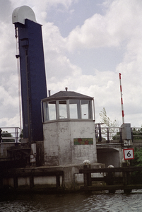  Betonnen brughuisje bij Kinderverlatenbrug over Hoendiep Vierverlaten, Hoendiep 272, Hoogkerk, Groningen 151114