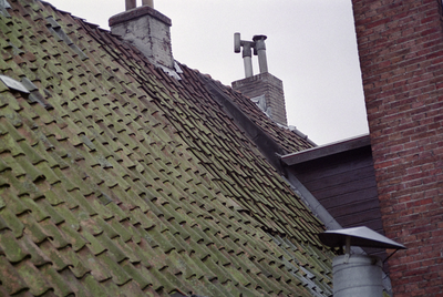  Linker dakvlak met dakpannen en schoorstenen Gelkingestraat 14, 16, Groningen 102109, 102110