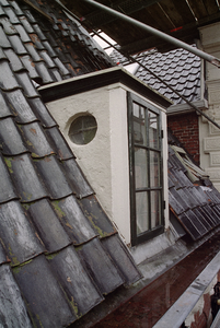  Dakkapel met rond venstertje in stenen zijwang Oude Kijk in 't Jatstraat 8, Groningen 103002