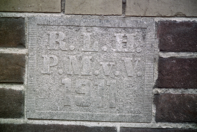  Natuurstenen gevelsteen met initiale R.L.H., P.M.v.V. en jaartal 1911 Wipstraat 10, 12, Groningen 103554