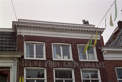  Voorgevel met tandlijst en geschilderde naam 'Nieuwe Prov. Gron. Courant' Nieuwe Ebbingestraat 21, Groningen 102634