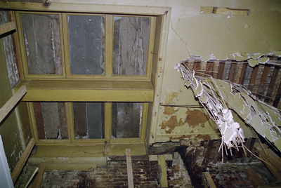  Casette-plafond en beschadigd stuc-op-riet plafond Herestraat 9, 11, Groningen 102269, 102270
