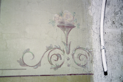  Muurschildering van vaas met bloemen en krullen Hereweg 2, groningen 101083