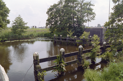  zicht op sluisgebouwtje aantakking Damsterdiep - Eemskanaal Eemskanaalzone , Groningen