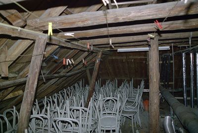  Rondhouten sporenkap met opgeslagen stoelen Gedempte Zuiderdiep 8, 10, Groningen 102047