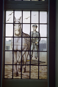  Gebrandschilderd glas-in-lood raam met paard en jongen op de akker in W.E.E.V.A. Gedempte Zuiderdiep 8, 10, Groningen 102047