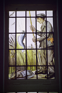  Gebrandschilderd glas-in-loodraam met vissende man in W.E.E.V.A. Gedempte Zuiderdiep 8, 10, Groningen 102047