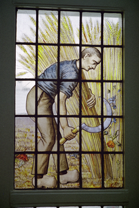  Gebrandschilderd glas-in-loodraam met graan oogstende jongen met sikkel in W.E.E.V.A. Gedempte Zuiderdiep 8, 10, ...