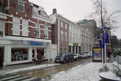  Voorgevels met sneeuw en bushalte Gedempte Zuiderdiep 6, 8, 10, Groningen 102046, 102047