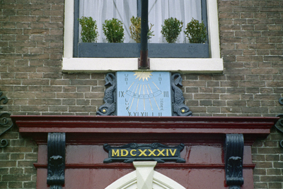  Zonnewijzer boven deuromlijsting met jaartal 1634 Spilsluizen 7, Groningen 103304