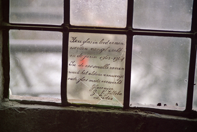  Ruitje met tekst van glazenier G. N. Jilleba uit Leiden, verwerkt in glas-in-lood raam van Martinikerk Martinikerkhof ...
