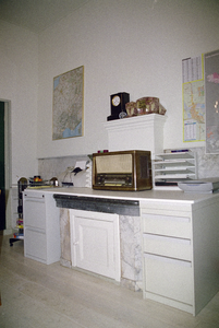  Hardstenen gootsteen met marmeren onderbouw ingebouwd in modern bureau Herestraat 88, Groningen 102322
