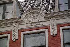  Detail van voorgevel met herplaatste onderdelen Noorderhaven 56, Groningen 106309