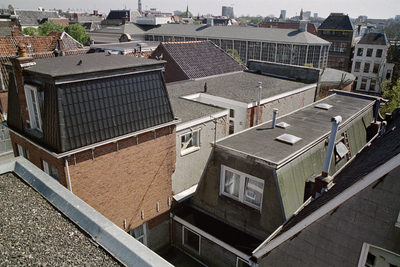  Stadsgezicht, Akerkhof 12 en 14 op de achtergrond rechts Akerkhof 12, 14, Groningen 107608, 107594, 101747, 101748