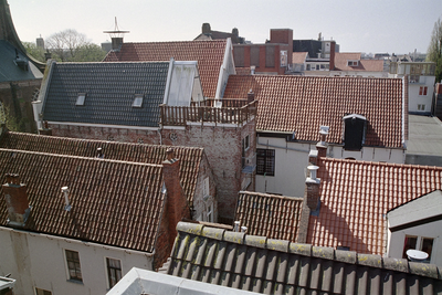  Stadsgezicht over daken Akerkhof 31, 33 (linksvoor), 35 (dakterras) en 37 (achtergrond), Akerkstraat 6, 8 (rechtsvoor ...