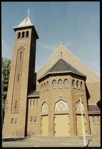  Franciscus (van Assisië) kerk, voorgevel met drie hoofdingangen Zaagmuldersweg 67, Groningen 104558