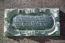  gevelsteen opschrift ~ ANNO 1684 ~ IS HET GASTHUIS VANT ARME HUIS SITTEN VERGROOT MET SESOLDE VROUWEN IN PLAETSE VAN ...