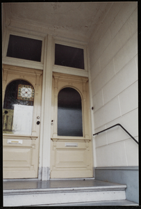  twee voordeuren, trap Blekerstraat 9, Groningen 107682