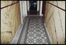  gang, decoratieve tegels op de vloer, natuursteen op de wanden 2007westersingel40_03Rita_106406 106406