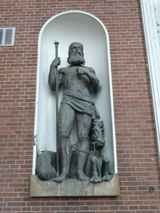  Korenbeurs beeld naast hoofdingang in voorgevel Akerkhof 1, Groningen 101723