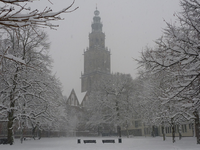  zicht op Martinitoren vanaf besneeuwde Martinikerkhof, winter Martinikerkhof 1 102537