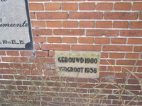  Helperkerk gevelsteen opschrift 'GEBOUWD 1900 VERGROOT 1936' Coendersweg 58 100891