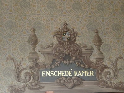  behang, opschrift 'ENSCHEDÉ KAMER' Zwanestraat 33, Oude Kijk in 't Jatstraat 5, 7 102983, 102984, 106404