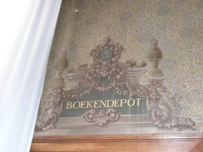  opschrift 'BOEKENDEPOT', behang Zwanestraat 33, Oude Kijk in 't Jatstraat 5, 7 102983, 102984, 106404