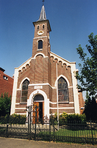  voorgevel Helperkerk, hekwerk, voortuin Coendersweg 58, Groningen 100891