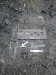  Het meubelfragment zoals deze bij de opgraving is aangetroffen (datering 11e-12e eeuw).