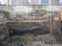  Overzicht van de bodemopbouw onder Huis Panser met daarin resten van enkele oudere (lichtbruine/oranje) leemvloeren.