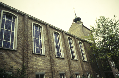  Gevel van voormalig klooster Marienholm met glas-in-lood vensters Merwedestraat 43, Groningen 104356