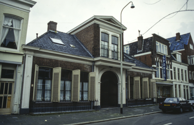  Voorgevel met poort van Doopsgezind Gasthuis Nieuwe Boteringestraat 47, Groningen 100683