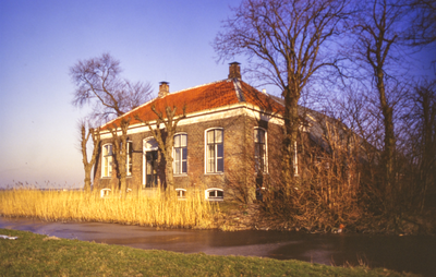  Voorhuis met geknotte bomen van boerderij 't Witte Lam Groningerweg 46, Groningen 100620
