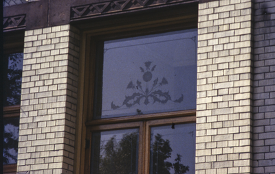  Detail van gevel met gezandstraald venster met paardenbloemen in Huize Tavenier Ubbo Emmiussingel 110, Groningen 100762