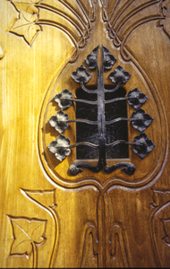  Detail van voordeur met smeedijzerwerk en figuratie houtsnijwerk Ubbo Emmiussingel 51, Groningen 100756