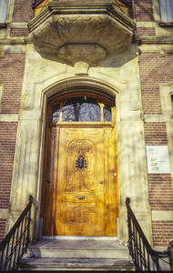  Entree met bordestrap, natuurstenen deuromlijsting en voordeur met rijk houtsnijwerk Ubbo Emmiussingel 51, Groningen 100756