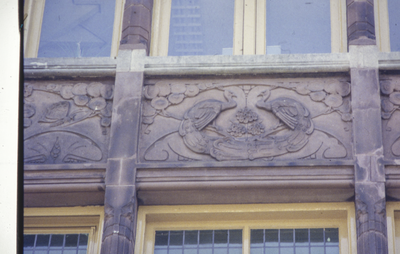  Natuurstenen gevel-versiering met pauwen van Huize Tavenier Ubbo Emmiussingel 110, Groningen 100762