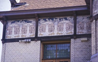  Buitengevel versiering met natuursteen en tegeltableau's van Huize Tavenier Ubbo Emmiussingel 110, Groningen 100762