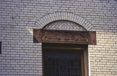  Latei met gebeeldhouwde kippen boven venster in Huize Tavenier Ubbo Emmiussingel 110, Groningen 100762