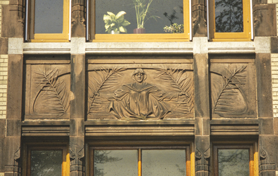  Gevelversiering van natuursteen van Huize Tavenier Ubbo Emmiussingel 110, Groningen 100762