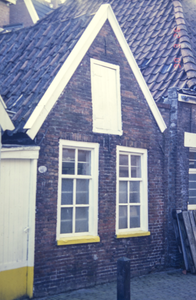  Voorgevel van éénlaags huisje met twee zes-ruits schuifvensters Achterom, Nieuweweg 36, Groningen 107359